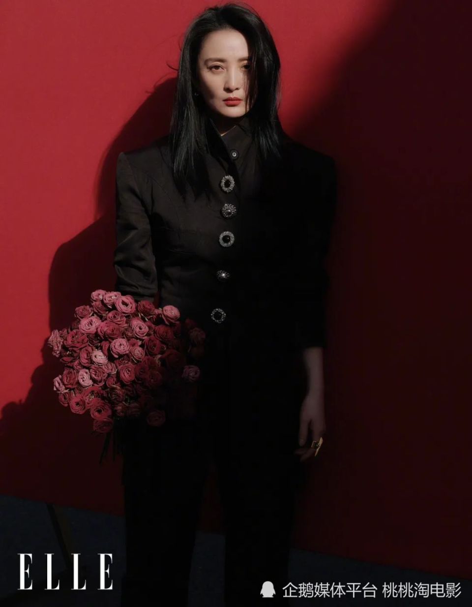 48岁"水灵"蒋勤勤《elle》杂志大片,优雅大女人风姿万千_腾讯新闻