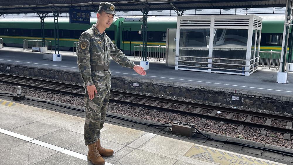 广州东站现惊魂一幕老人掉落高铁站台间隙武警战士勇跳铁轨救人