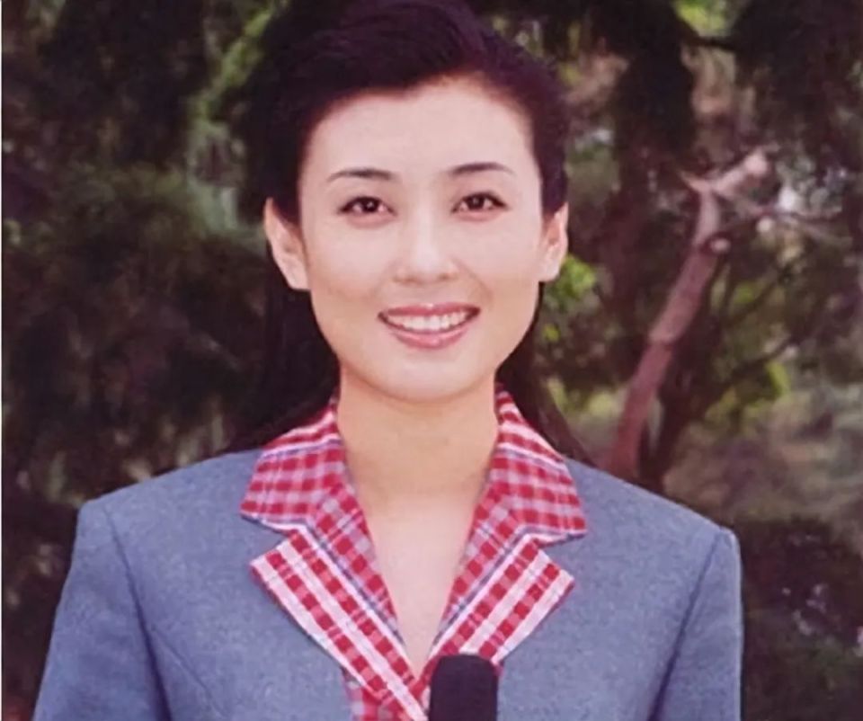 央视主持李红：14岁辍学，18岁逃婚，从洗碗工逆袭进央视，如今怎么样了？_腾讯新闻