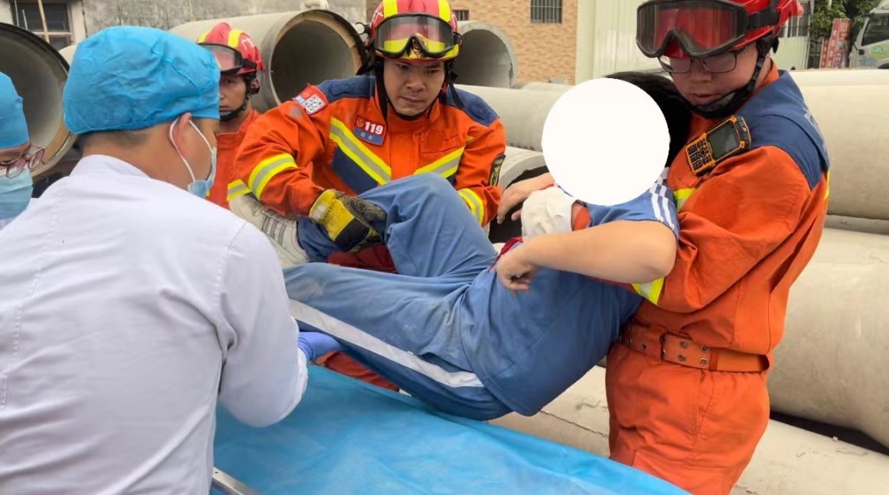 广东一学生双腿被水泥管压住,消防紧急救援_腾讯新闻
