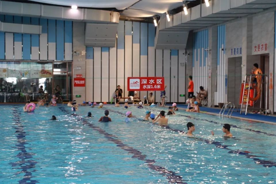 高温天点燃"夏日经济" 游泳馆迎来客流小高峰