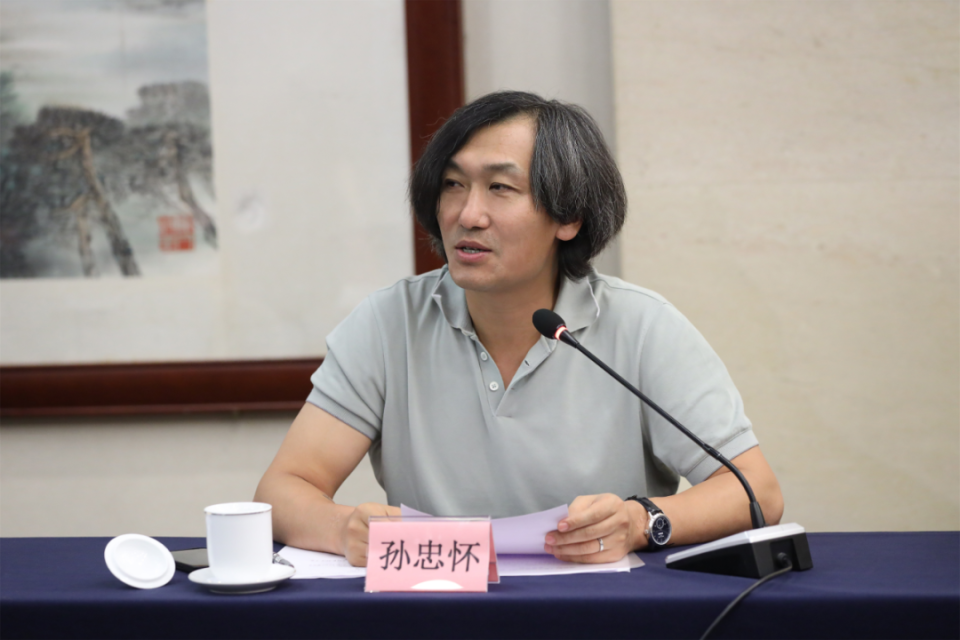 腾讯在线视频首席执行官孙忠怀说,这部剧在创作中最直观的特点是把