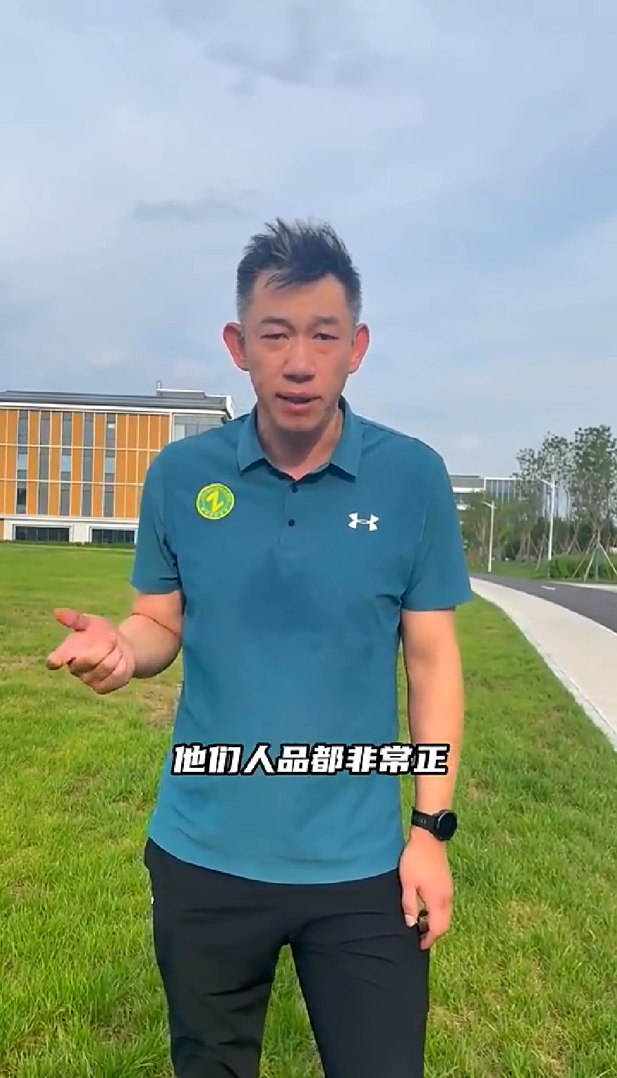 怒瞪球迷国安队长周宁怒怼郑智你踢球的时候也就那样鞠躬谢罪