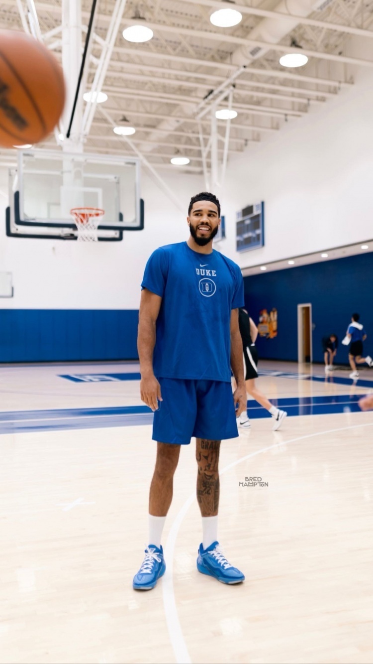 塔图姆ins晒回母校杜克训练组图_腾讯新闻