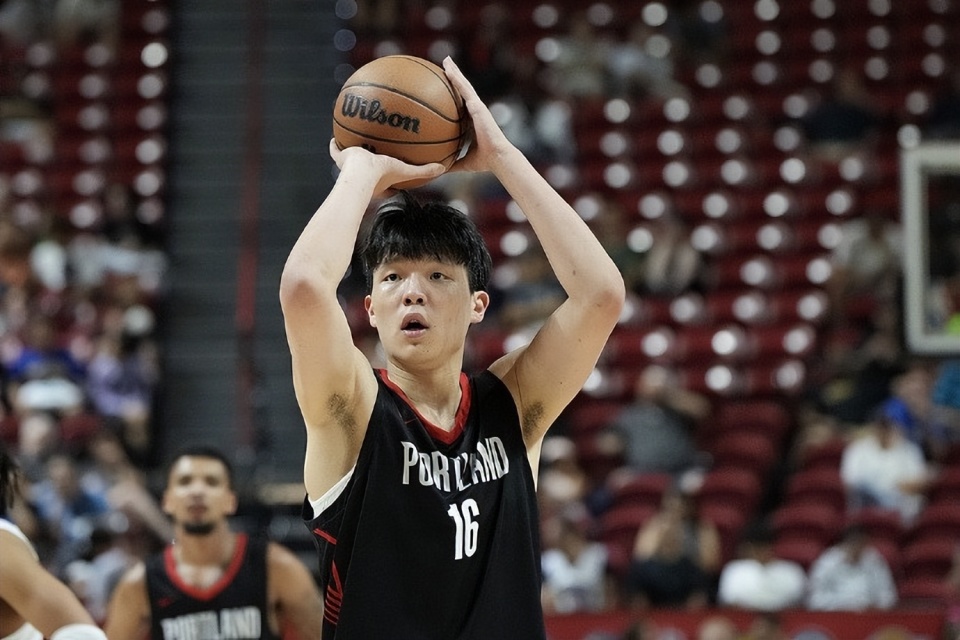 杨瀚森谈NBA首秀：教练让我打快点 第一次这么快打几分钟我就喘不上气了