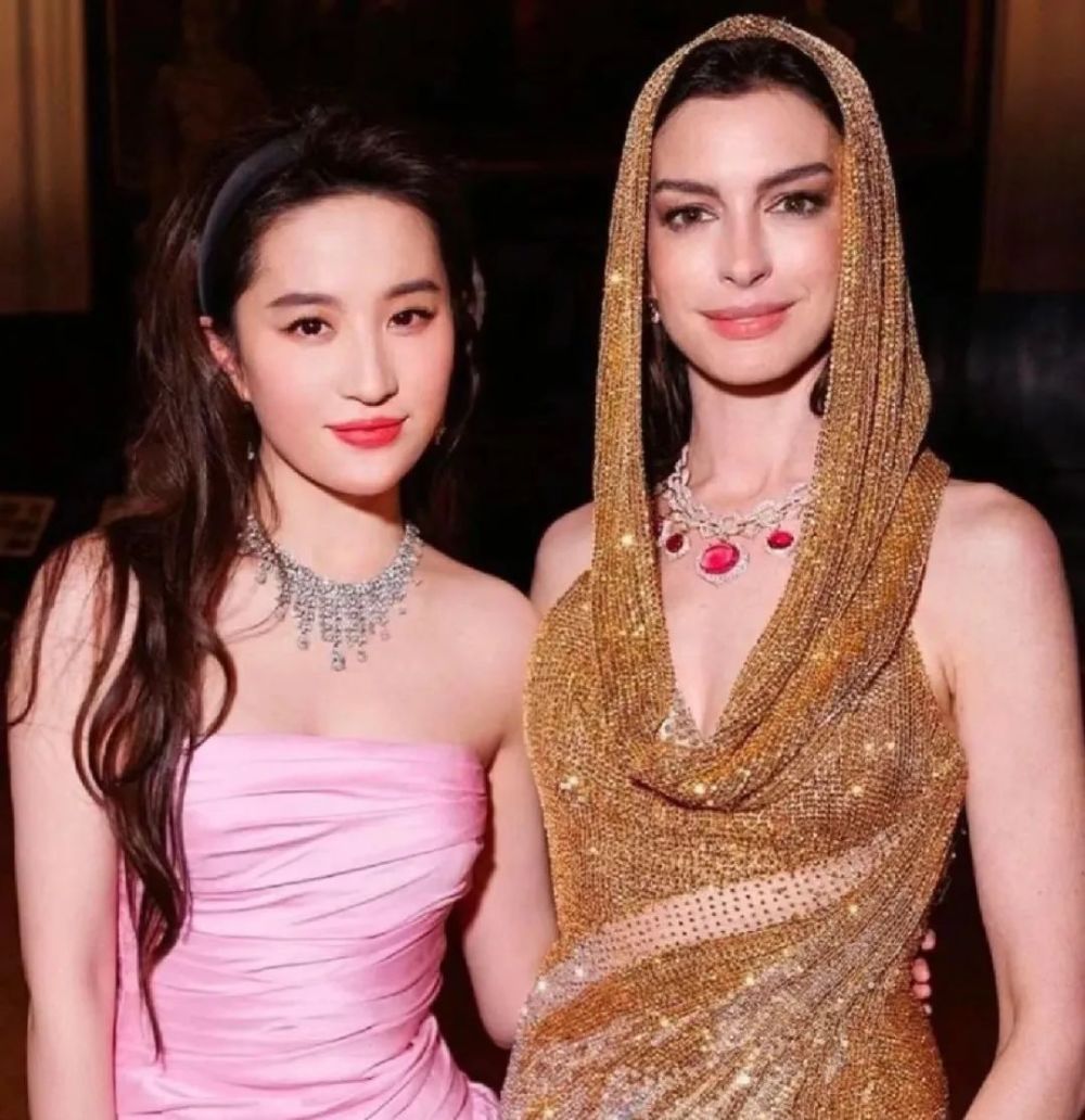 还以为刘亦菲被排挤,翻到另一张合照才发现是天仙不小心艳压了!_腾讯