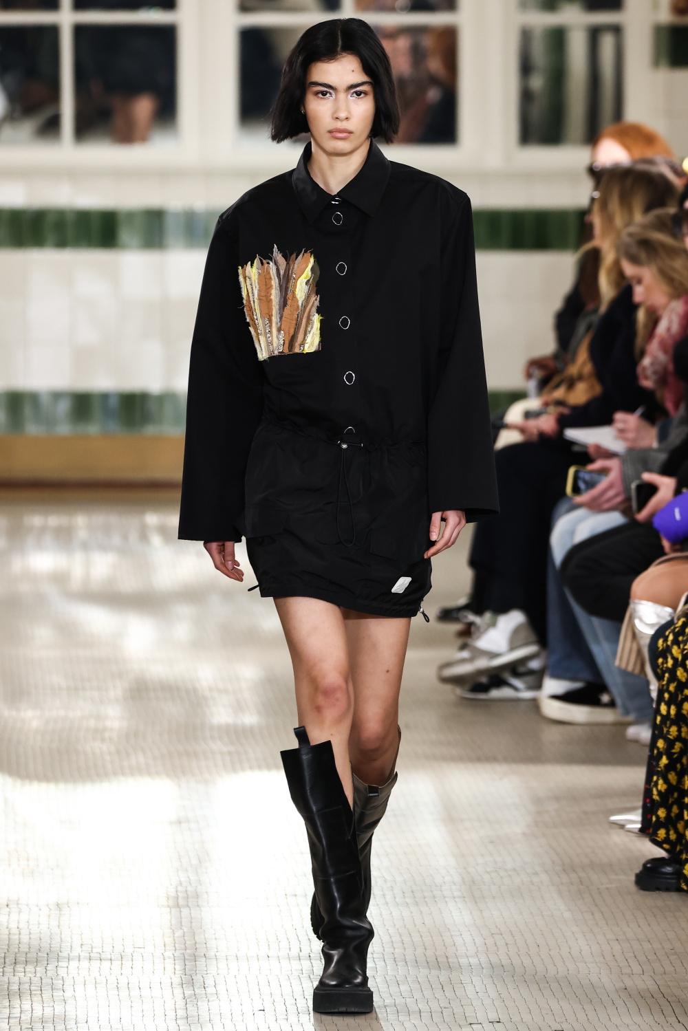 2月28日,模特在法国巴黎时装周上展示victoria/tomas品牌的2023-2024