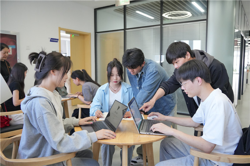 安徽交通职业技术学院"毅行科技"创业团队前往"巢湖明月"参观