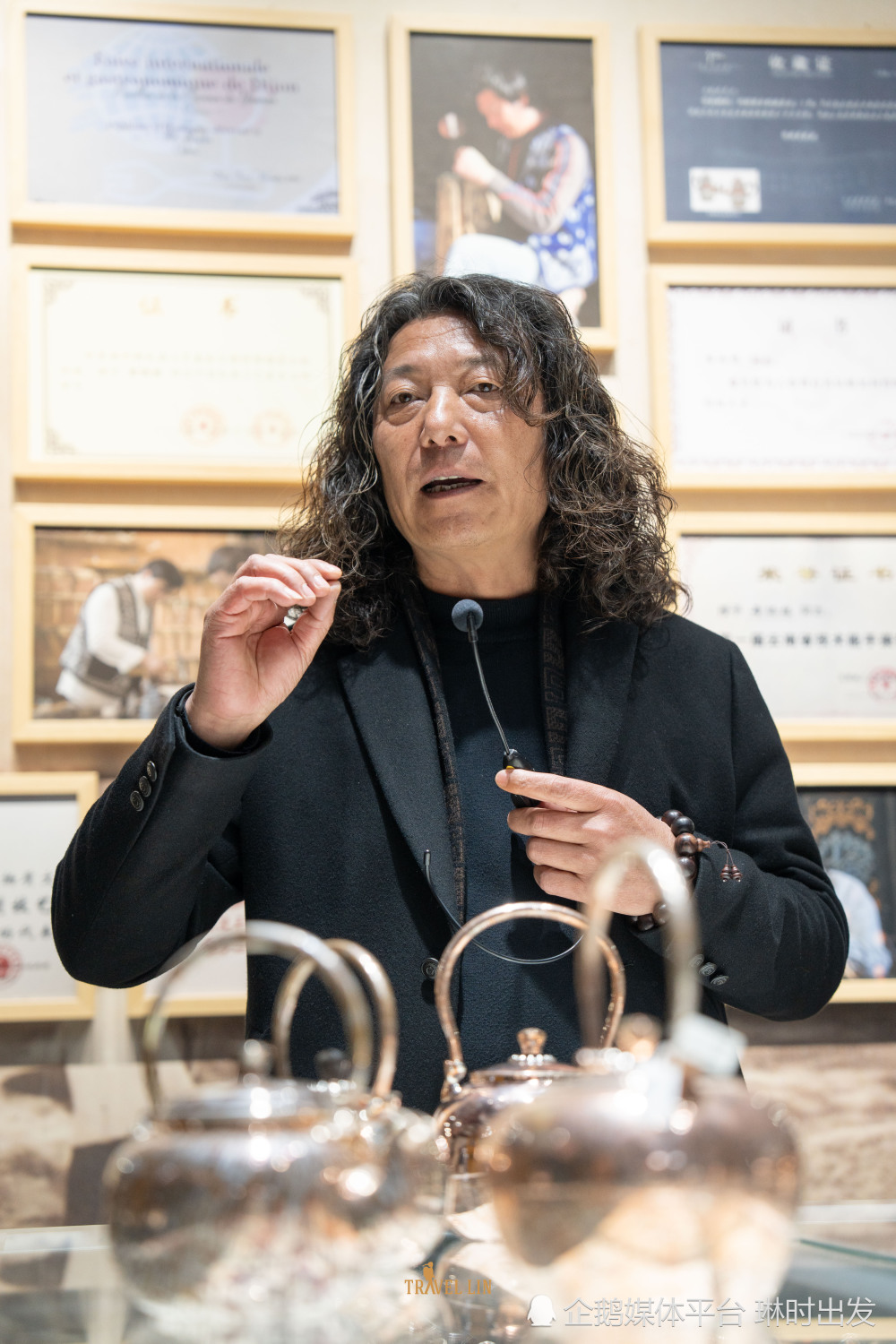 母炳林了解到,木纹金加工工艺起源于中国古代的漆器工艺,匠人在制作