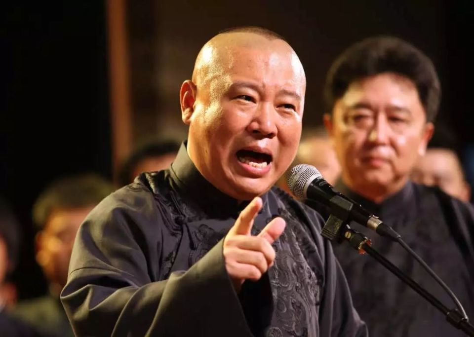 郭德纲受邀去威尼斯大学演讲,被授予荣誉勋章,夸奖郭麒麟超过自己