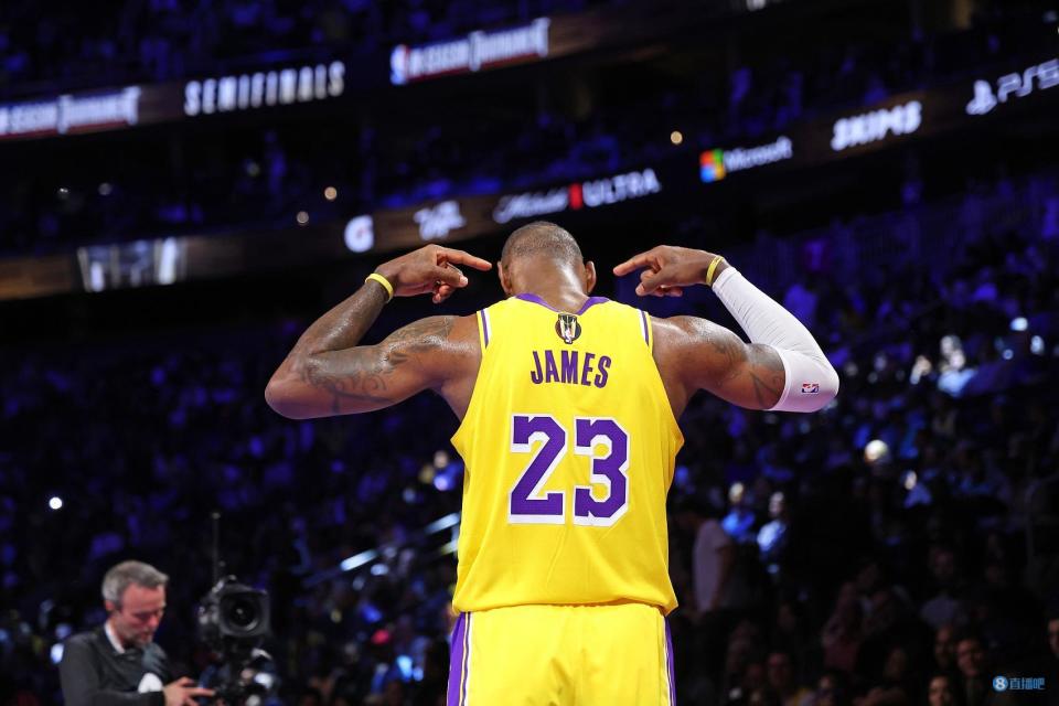 里夫斯谈詹姆斯造3进攻犯规:这展示了他有多专注 他想赢球