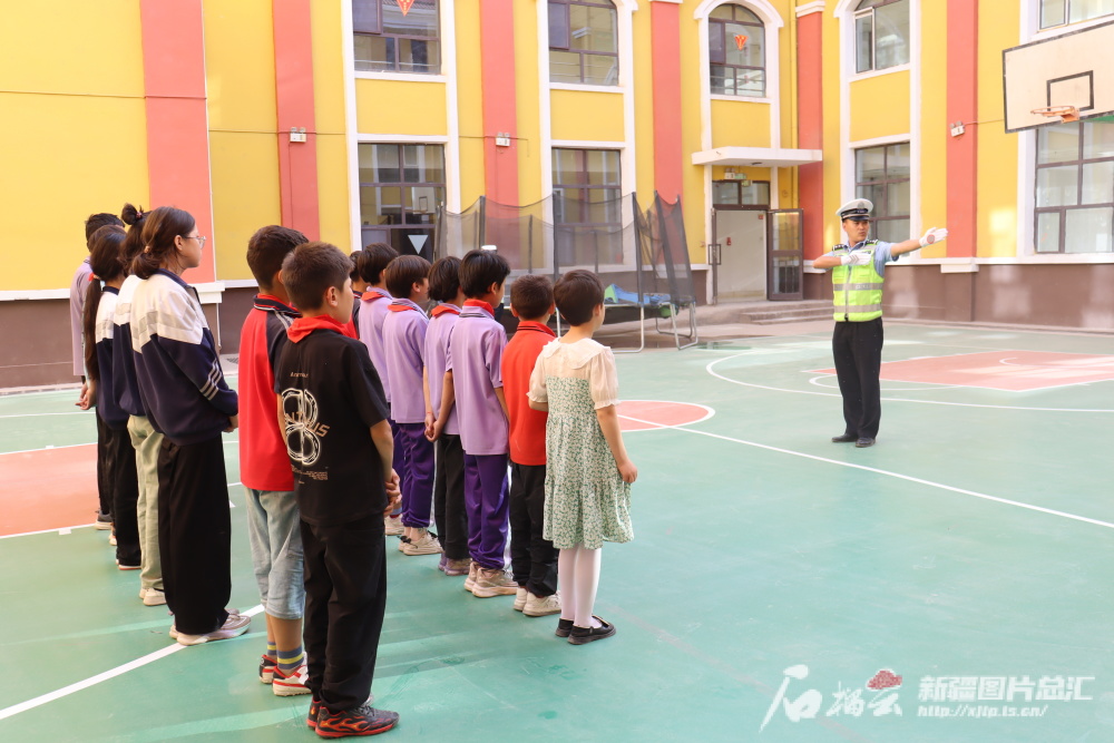 "警"握小手 新疆民警太有爱了