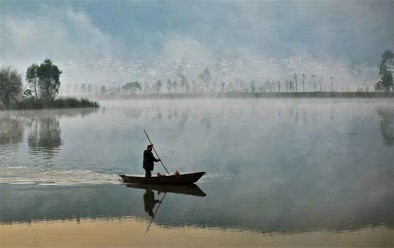 红河美景,倒映在水光潋滟的湖泊中