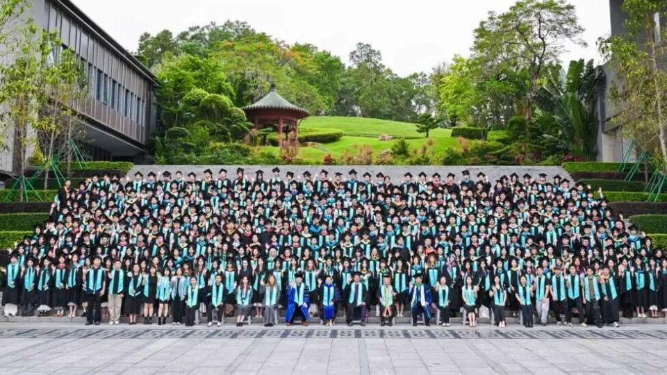 港中大深圳校长2026本科毕业演讲：从现在开始，在这个世界上永远有两个“你”_腾讯新闻