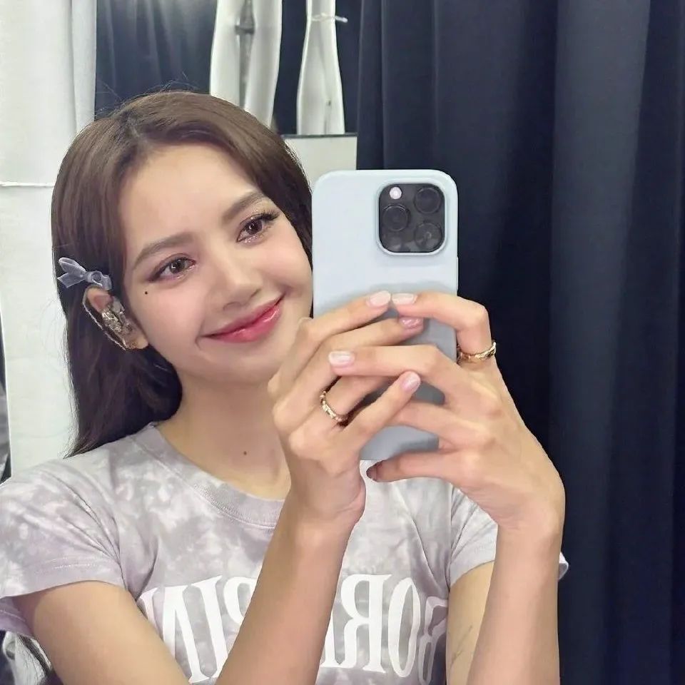 从最近的演唱会造型到日常自拍都能看出,lisa自己也在有意输出大光明