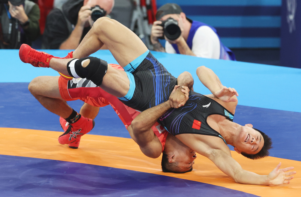 巴黎奥运会丨摔跤——男子古典式摔跤60公斤级决赛:曹利国摘银