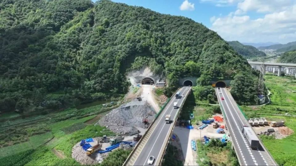 甬台温高速改扩建台州北段首个隧道实现贯通