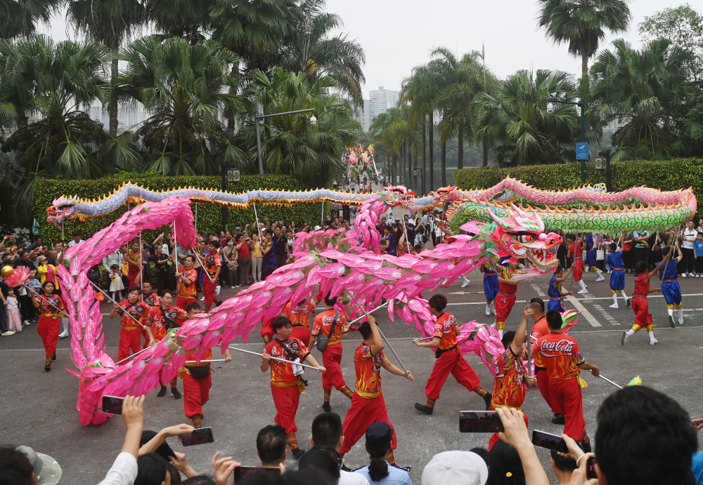 广西南宁舞龙巡游欢庆三月三