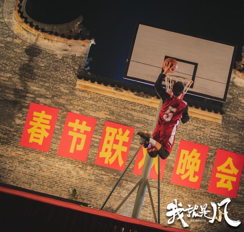 视频|《我,就是风!》双城首映,朱芳雨携子支持"独臂篮球少年"张家城