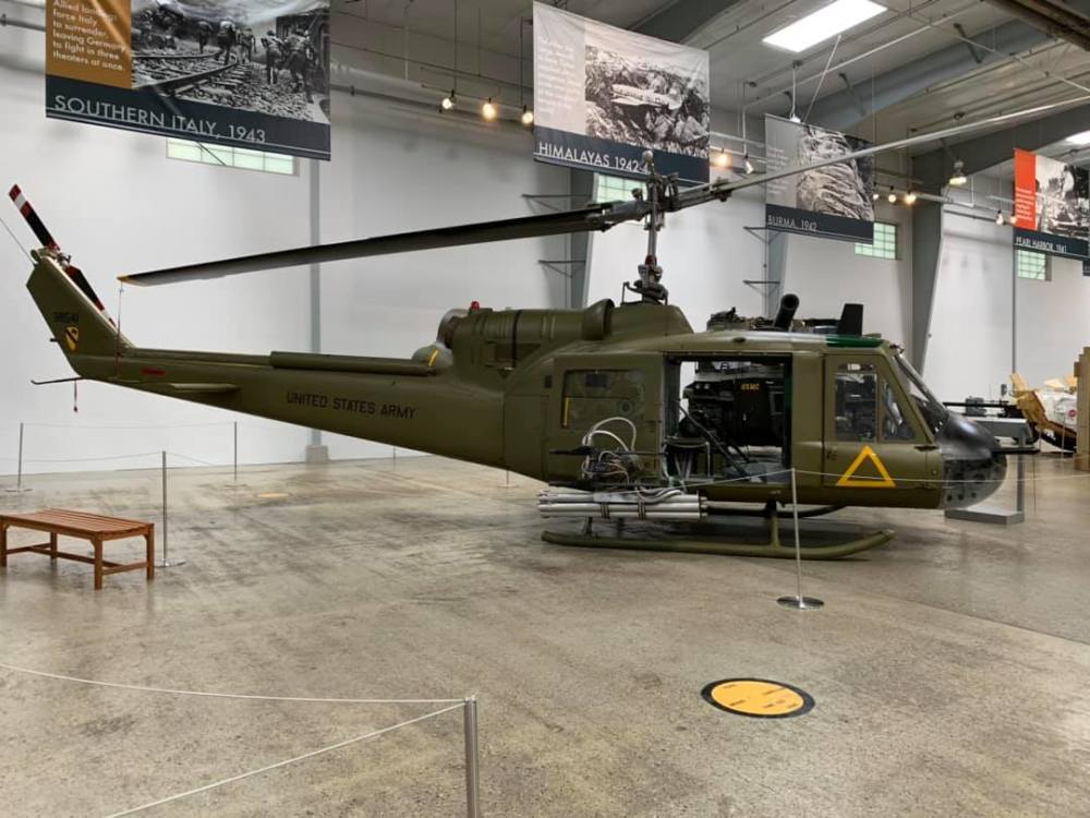 空中突击手"uh-1b"休伊型直升机_腾讯新闻