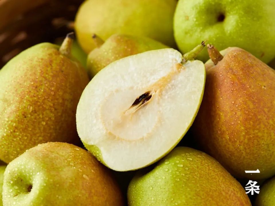 "梨中皇后"新疆库尔勒香梨,脆爽多汁,嫩到带皮啃!