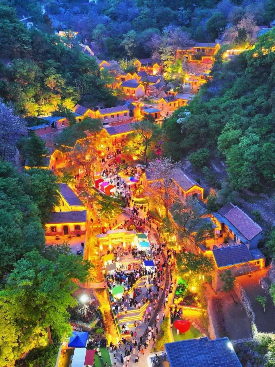 高铁票免费换门票,能量手环来了/ 淄博·红叶柿岩 /04ps:景区有权拒绝