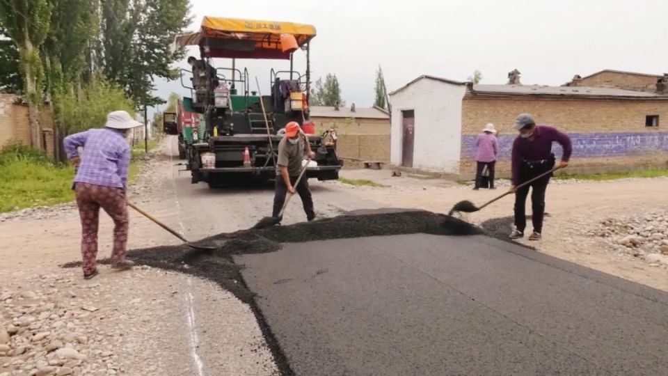 连日来,别斯托别乡巴特巴克特村的乡村道路在加紧施工中,铺路机,压路