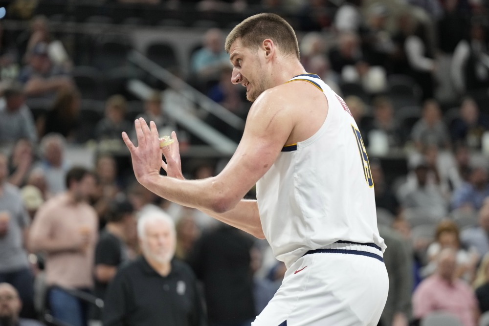 生活大于篮球约基奇豪宅新开了游泳池放两天假可以陪女儿游泳了