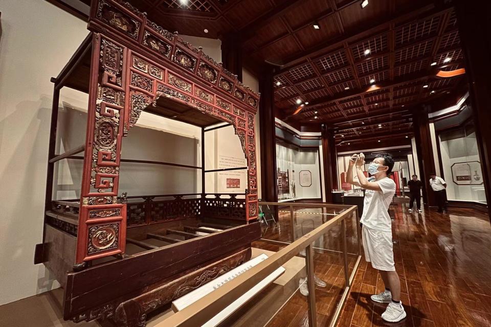 【视频】卧榻之侧匠心雕龙 深圳博物馆藏床榻精品展开幕_腾讯新闻