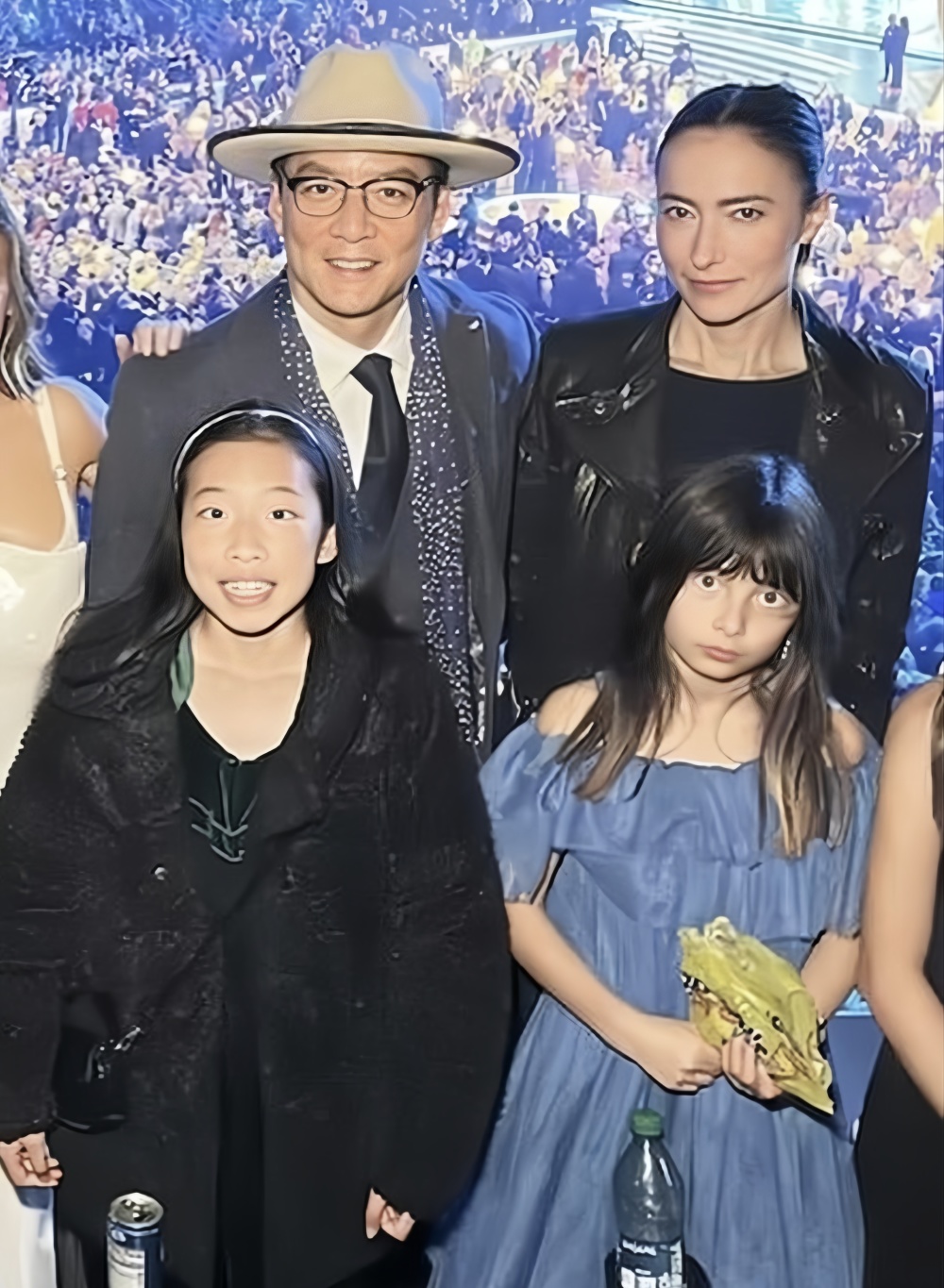 吴彦祖一家三口看表演,10岁女儿颜值引热议!网友:咋正