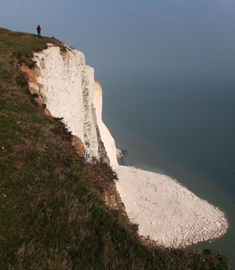 当时几千吨重,一个足球场大小的白圣岩层坍塌掉落到了大海中,场面震撼