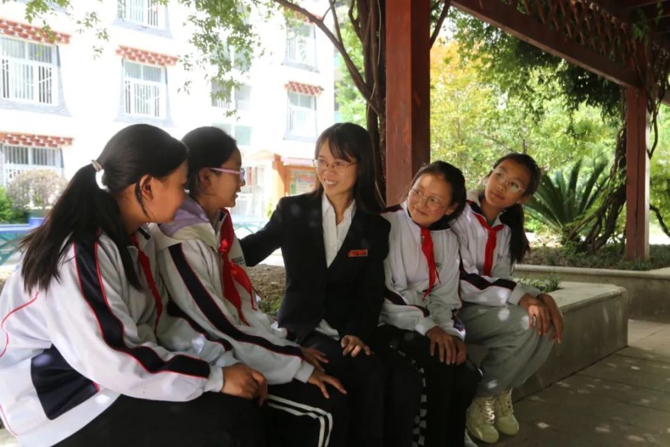 倾尽丹心育桃李 不负韶华绽芬芳—— 记丹巴县中学优秀教师张春