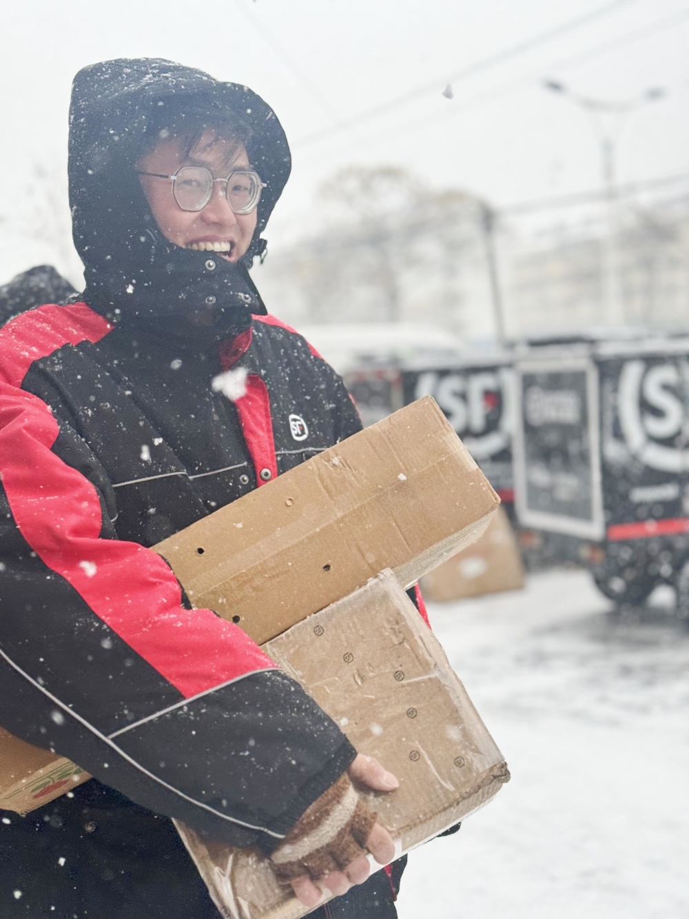 雪中!顺丰小哥向你奔赴而来!_腾讯新闻