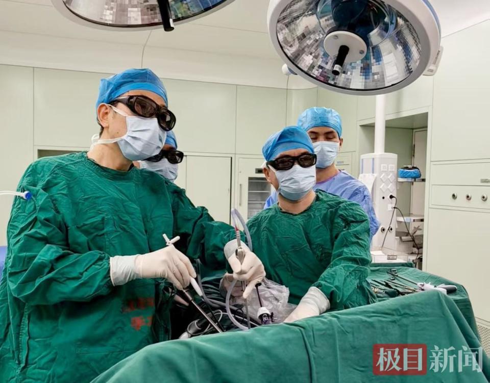 手术拉钩怎么拉天平拉钩巧“悬吊”胸骨，医生在“钥匙孔”下巧摘巨大纵隔肿瘤_https://www.jmylbn.com_新闻资讯_第1张