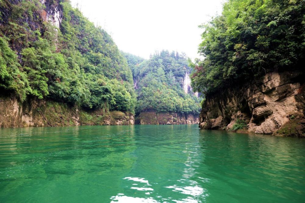 泛舟湖上享清凉清溪峡景区陆续迎来外省游客