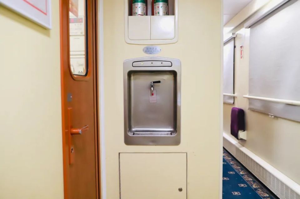 软卧每个车厢内有4个铺位,阅读灯,usb插口,热水壶,拖鞋和晾衣架一应