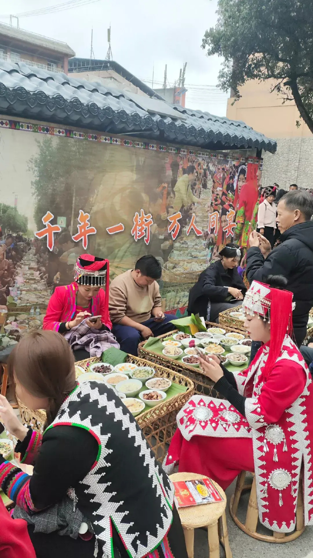 云南省红河州绿春县喜迎哈尼新年 设置宴席四千余桌万人共享长街宴