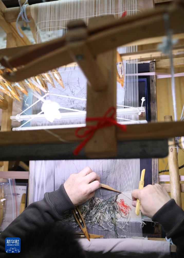 图片故事|缂丝手艺人:"拨来梭往"间传承丝绸"雕刻"技艺_腾讯新闻