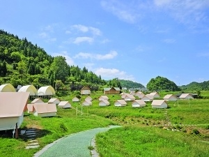 在此背景下,高坡乡抓住机遇打造了扰绕露营基地,良好的露营体验感和