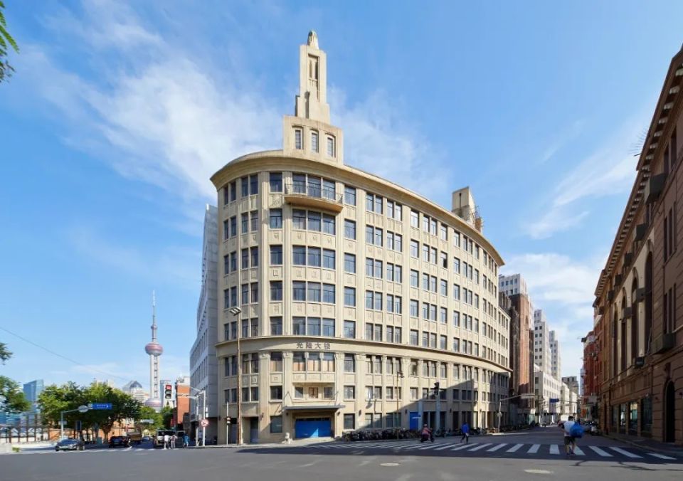光陆大楼是一栋巴黎歌剧院式建筑,坐落于上海博物院路21号(今虎丘路