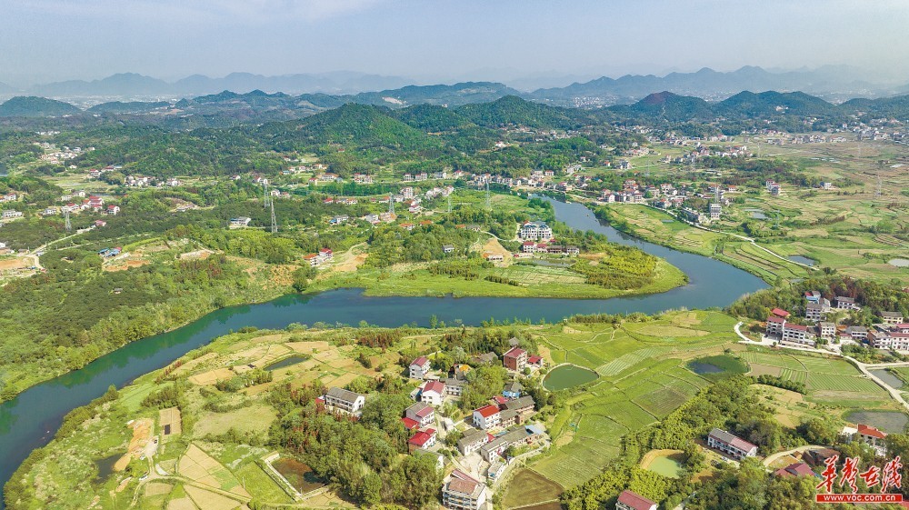 4月17日,娄底市娄星区石井镇松江村,蜿蜒的河流,错落的民居与渐绿的