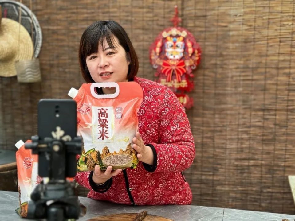 青年志愿者张楠直播带货家乡农产品