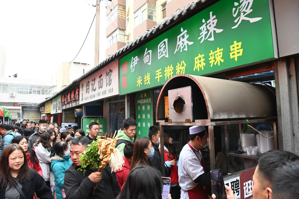 甘肃:"天水麻辣烫"走红 服务保障"升级"_腾讯新闻
