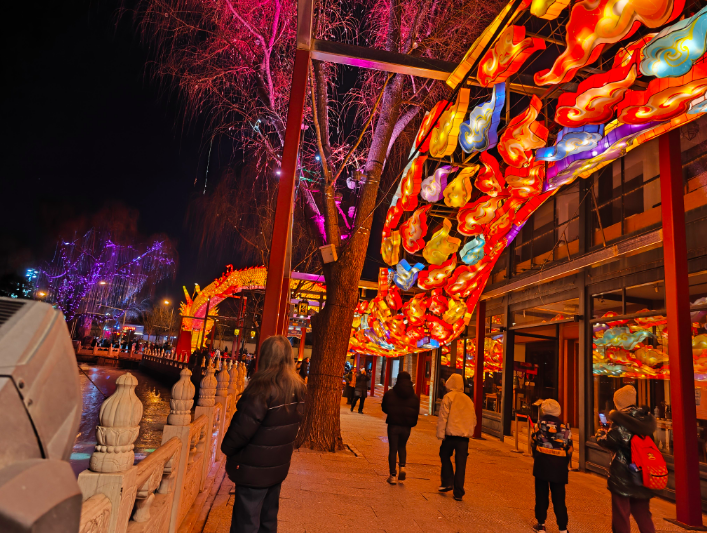 荷花市场百米龙灯吸睛_腾讯新闻