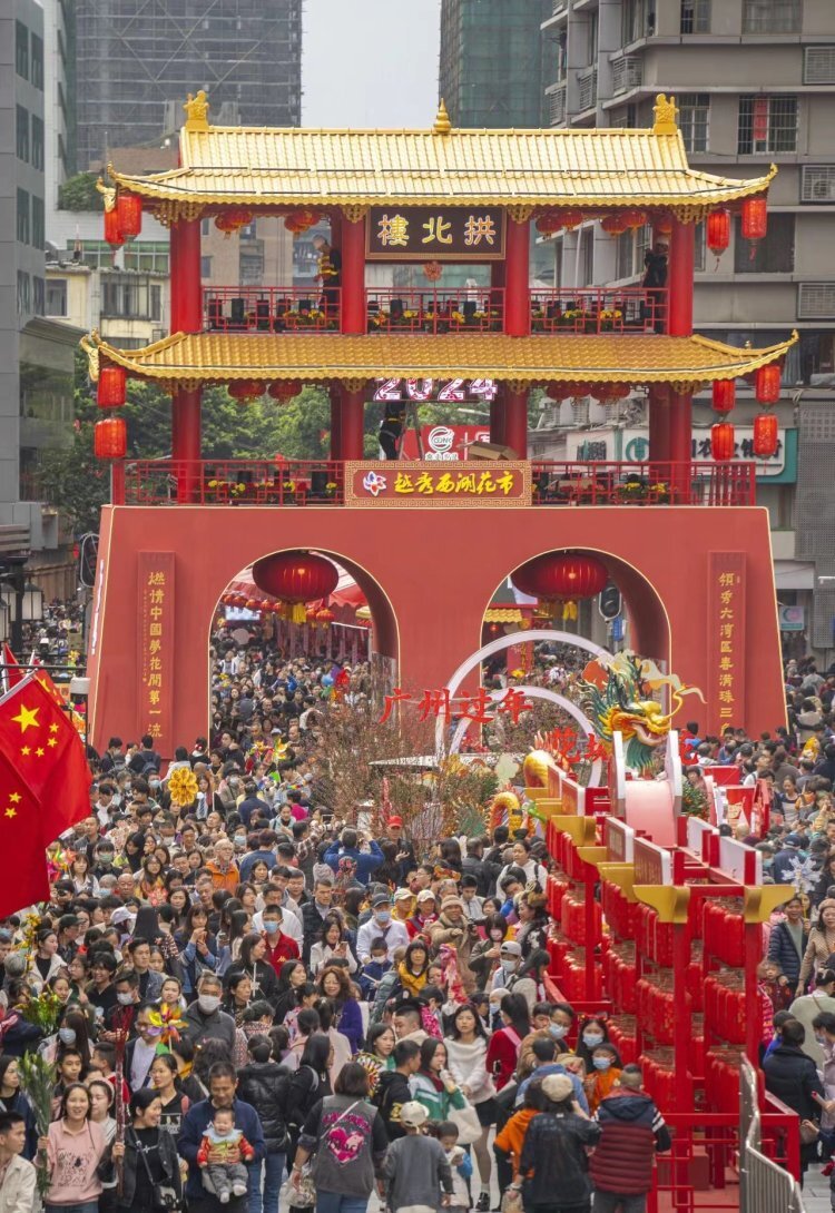 广州春节年味浓,烟花秀12年后重演,百万市民新年逛西湖花市