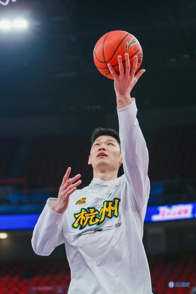 探长:胡金秋今天是外援级别的发挥 他的三分不能放