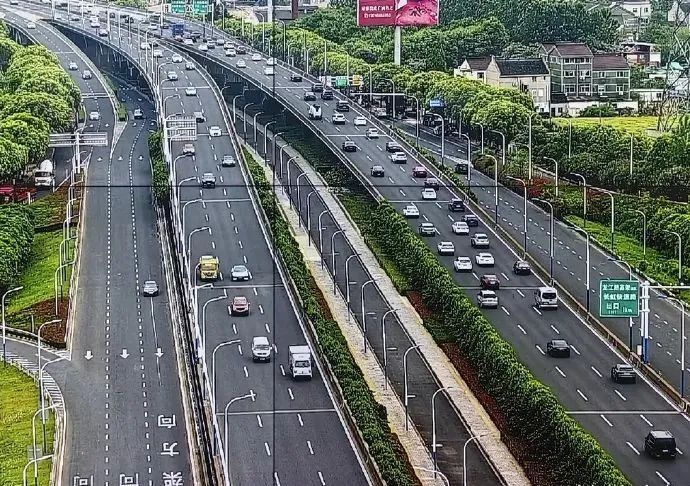 高速公路流量较大的路段有:沪蓉高速常州北至芳茂山服务区段(上海方向