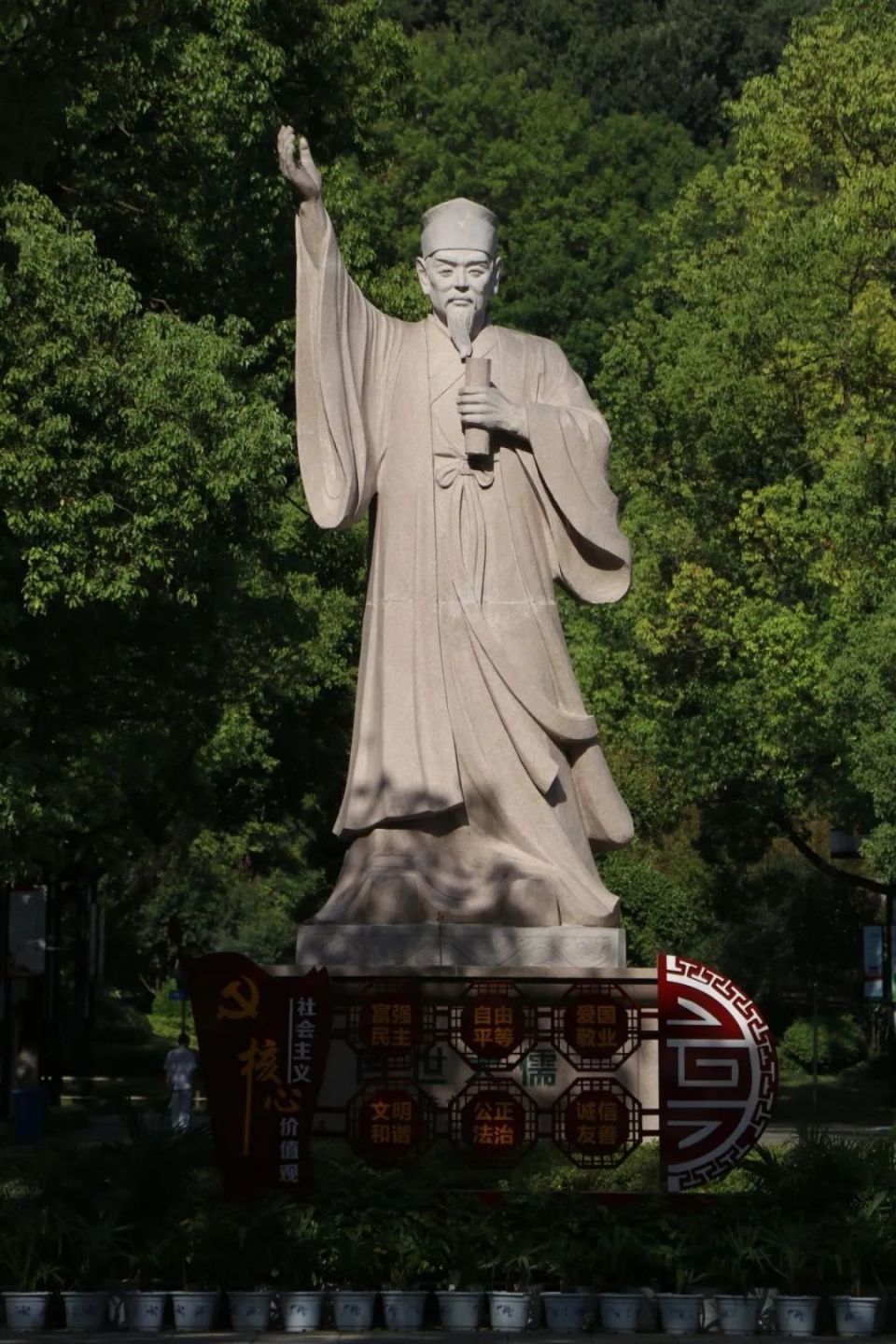 龙泉公园家喻户晓,有着几百年的历史文化背景,道家学派创始人老莱子