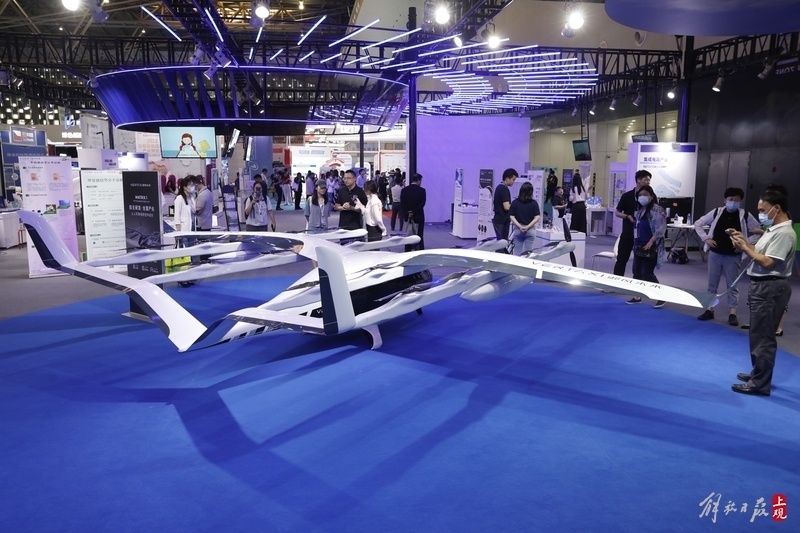 国产电动垂直起降载人飞行器人形机器人上交会秀出多个亮眼高科技产品