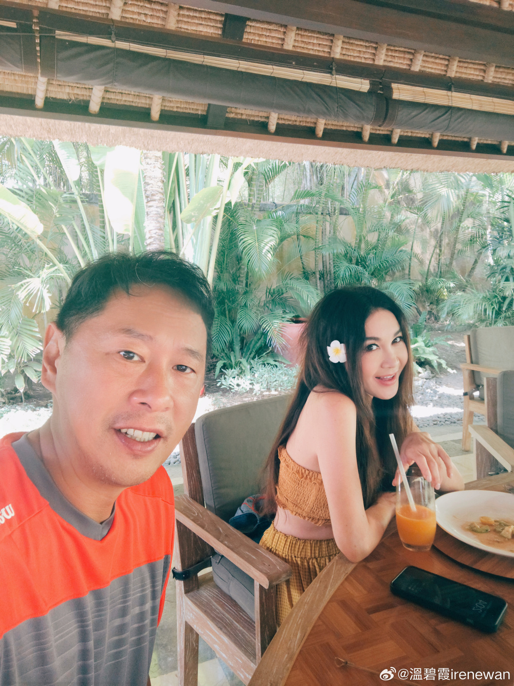 58岁温碧霞晒美照超性感,老公同框出镜好恩爱,网友:永远的"妲己"